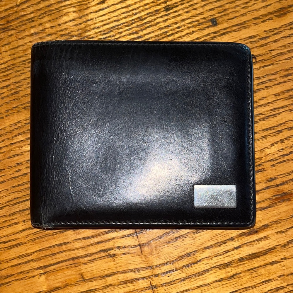 Authentic GUCCI Black Smooth Leather Silver G Logo Men’s Bifold Wallet (Unisex)